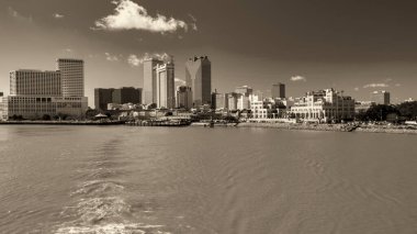 Feribot perspektifi Mississippi Nehri boyunca New Orleans şehrinin ufuk çizgisini gösteriyor.