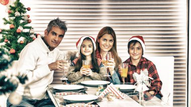 Noel için evde modern aile.