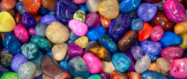 Renkli küçük taşlar bir araya gelerek canlı bir doğal doku arkaplanı oluşturuyorlar..