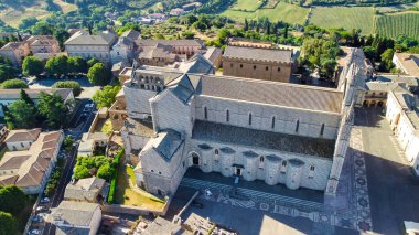 Orvieto, orta İtalya 'nın ortaçağ kasabası. İnsansız hava aracından inanılmaz hava görüntüsü