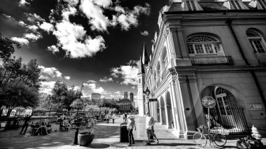 New Orleans 'ın güneşli kış caddelerinde tarihi binalar ve şehir hayatı sergileniyor..