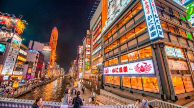 Osaka, Japonya - 28 Mayıs 2016: Dotonbori 'deki renkli aydınlık binalar.