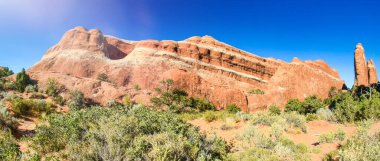 Arches Ulusal Parkı Utah 'ın kırmızı kumtaşı şekilli manzaralı yaz manzarası..