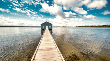 Perth 'teki Kuğu Nehri' ndeki Mavi Kayık Evi..