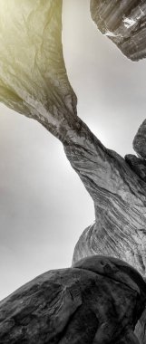 Arches Ulusal Parkı 'ndaki açık mavi gökyüzünün altında Çifte Kemer kırmızı kumtaşı kayaları manzarası.