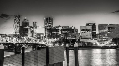 Portland, Oregon - 18 Ağustos 2017: Şehir merkezinin gece ışıkları gökdelenleri aydınlattı.