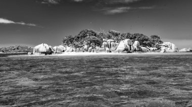 Seyşeller Takımadası 'ndaki La Digue Adası' nın muhteşem manzarası.