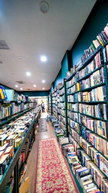 Perth, Avustralya - 12 Eylül 2023: Perth şehir merkezindeki kitaplarla dolu kütüphane.