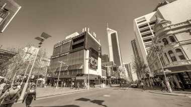 Perth, Avustralya - 12 Eylül 2023: Perth şehir merkezi binaları güneşli bir günde.