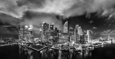 Singapur şehir merkezinin göz kamaştırıcı gece manzarası parıltılı yansımalarla.