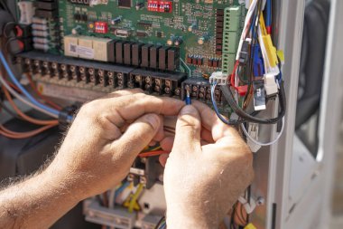 Ev inşaatı veya yenilenmesi sırasında elektrik tesisat sistemi kuran elektrikçi.