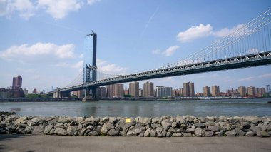 Manhattan Köprüsü 'nü klasik NYC şehir atmosferine bağlayan bölge manzarası.