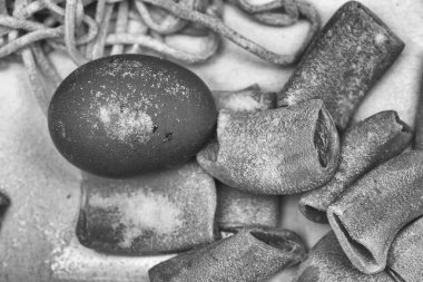 Ev yapımı taze makarna iplikçiklerinin yakın plan çekimi. Yemek yapmak ve servis etmek için çok iyi düzenlenmiş..