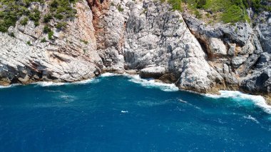Uçurumlarla, renkli evlerle ve kristal berrak suyla dolu Portovenere kıyı şeridinin havadan görünüşü.