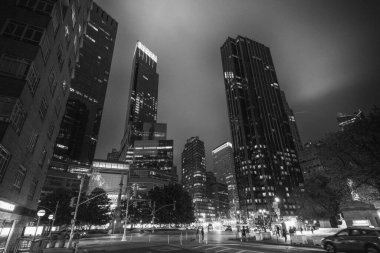 New York City, New York - 14 Haziran 2025: Gece Kolomb Meydanı aydınlık trafik çemberi, parlayan fıskiyeler ve Manhattan 'daki gökdelenlerle.