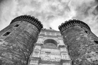 Napoli 'ye ve zengin tarihine tepeden bakan Maschio Angioino kalesinin çarpıcı manzarası.