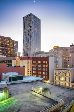 Akşam karanlığında New Orleans mimarisi şehir binalarını ve sakin akşam havasını sergiliyor..