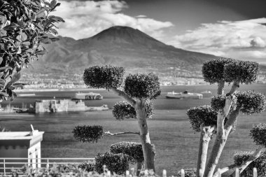 Posillipo 'dan Napoli kıyılarının nefes kesen görüntüsü liman ve şehri gösteriyor..