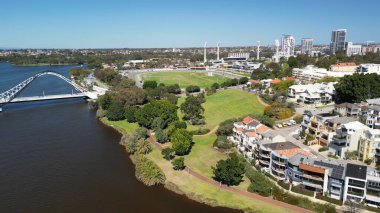 Perth, Avustralya 'daki Matagarup Köprüsü ve Kuğu Nehri' nin havadan görünüşü