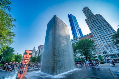 Chicago, IL - 26 Temmuz 2024: İnsanlar Millennium Park 'ta bir yaz öğleden sonrasının tadını çıkarıyor.