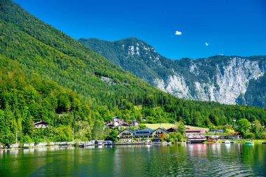 Hallstatt, Avusturya - 2 Eylül 2021: Hallstatt şehrinin sakin göl ve görkemli dağlarla çevrili manzarası.