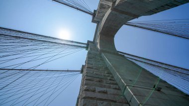 Tarihi Brooklyn Köprüsü sütunları yapısal tasarım ve kentsel ufuk çizgisi görünümleri sergiliyor.