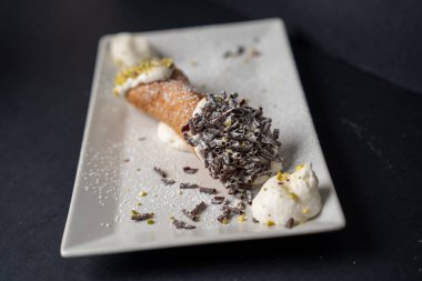 Otantik cannolo siciliano pastası İtalyan tatlı geleneği ve zanaatkarlığını gözler önüne seriyor..