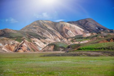Manzaralı Landmannalaugar İzlanda Yazın canlı dağlık araziler ve doğal güzellikler sergilenir.