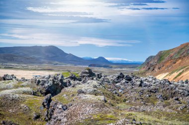 Landmannalaugar 'ın yaz manzarası İzlanda' nın parlak güneş ışığı ve doğal güzelliğiyle.