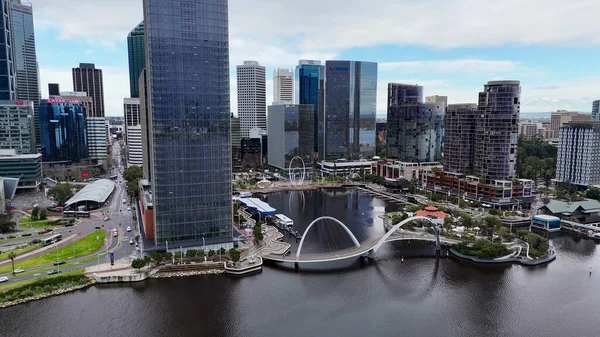 Elizabeth Quay rıhtımının ve Perth 'te bulutlu gökyüzünün altında ufuk çizgisinin insansız hava aracı görüntüsü..