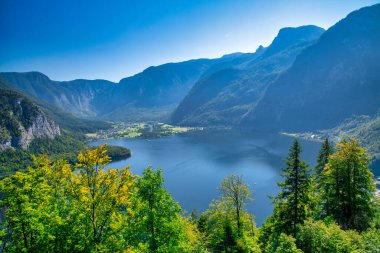 Nefes kesici Hallstatt, geleneksel Avusturya mimarisi ve göl kenarındaki doğal güzellikler sergileniyor..