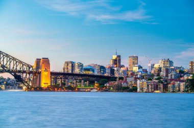 Sydney Limanı Köprüsü Gece Skyline ile Suya Yansıtılıyor.
