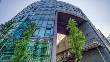 Berlin, Almanya - 25 Temmuz 2016: Berlin 'deki Potsdamer Platz' daki modern binaların dış görünüşü cam cepheler ve kentsel mimari sergileniyor.