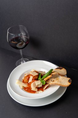 Zarif siyah arkaplan zengin doku ve renklere sahip yeni hazırlanmış yemeği vurguluyor.