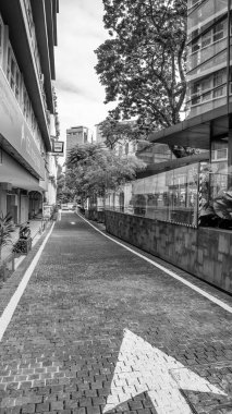 Kuala Lumpur, Malezya - 28 Aralık 2019: Gökdelenler ve yerel kültürle aydınlık bir günde Kuala Lumpur sokakları.