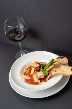 Zarif siyah arkaplan zengin doku ve renklere sahip yeni hazırlanmış yemeği vurguluyor.