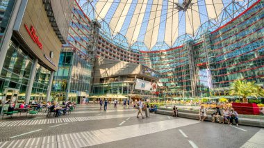 Berlin, Almanya - 25 Temmuz 2016: Mağazalar, insanlar ve mimari detaylarla dolu Das Center 'ın geniş bir iç mekanı.