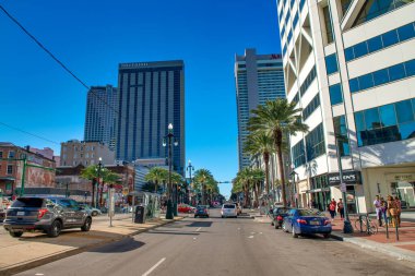 New Orleans, LA - 9 Şubat 2016: Canlı Mardi Gras festivalini kutlayan ziyaretçilerle dolu renkli New Orleans sokakları.