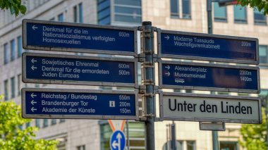 Unter den Linden Caddesi, Berlin 'de trafik ve şehir manzarasını gösteren yön işaretleri var..