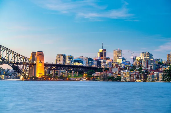 Sydney Limanı Köprüsü Gece Skyline ile Suya Yansıtılıyor.