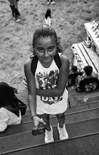 Turist kız, gündüz vakti Bangkok 'taki Wat Arun Tapınağı' nı ziyaret ediyor..