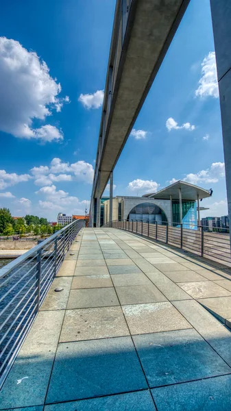 Berlin, Almanya - 25 Temmuz 2016: Berlin 'deki Bundestag ve nehir kıyısındaki modern yüksek binaların panoramik manzarası.