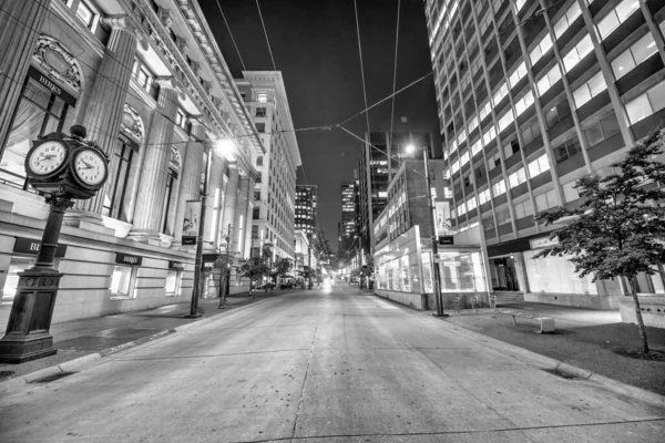 Vancouver, Kanada - 9 Ağustos 2017: Geceleri şehir sokakları ve binalar.