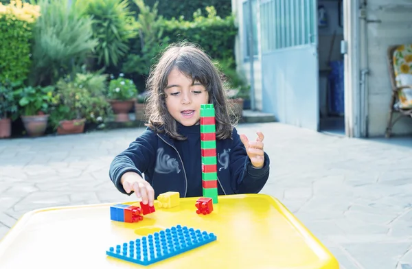 Little girl playing with building blocks — Stock Photo, Image
