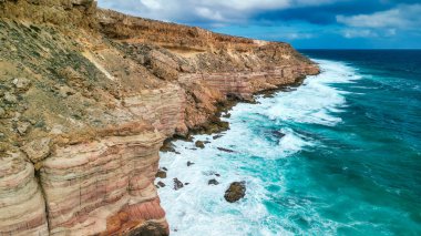 Doğal Köprü 'nün nefes kesici kuş bakışı görüntüsü, Kalbarri Ulusal Parkı' nın jeolojik harikası..