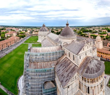 Piazza dei Miracoli 'nin eğimli kulesi ve tarihi binalarıyla Pisa' daki hava manzarası.