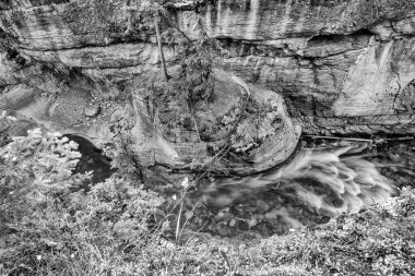 Jasper 'daki güzel Maligne Kanyonu, engebeli kaya oluşumları ve turkuaz sularıyla.