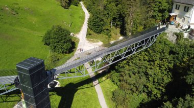 Hallstatt izleme platformunun çarpıcı hava görüntüsü, tarihi köy ve dağlık çevre manzarası.