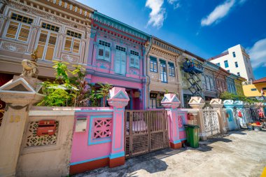 Singapur - 14 Eylül 2023: Katong sokakları boyunca renkli binalar.