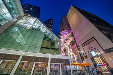 Calgary, Alberta - 22 Temmuz 2024: Calgary şehir merkezindeki gökdelenler.